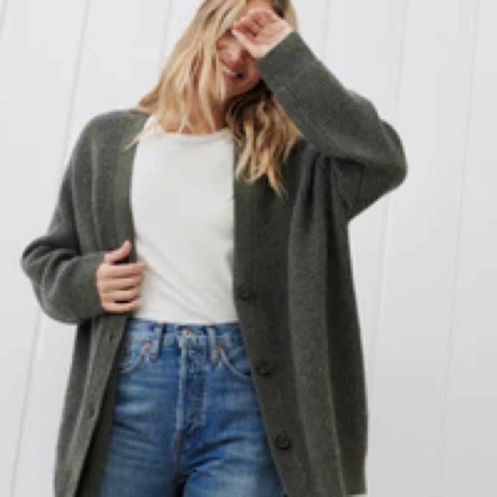 Jenni Kayne Cashmere Cardigan – Deep Green – XS
💚 Timeless, elevated essential